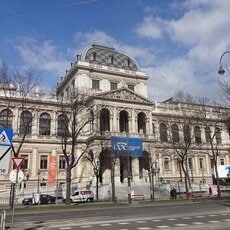 オーストリアでは公立なら大学まで学費無料！　子育て世帯の手当や控除も充実の「社会システム」が実現できる理由とは？
