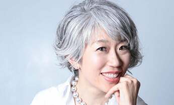 ステイホームで“白髪育て” 自粛生活で念願のグレイヘアをかなえるコツ