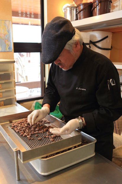 手作業でカカオ豆を選別する。未熟な豆を除くことで、チョコレートの雑味を防ぐ（撮影／写真部・松永卓也）