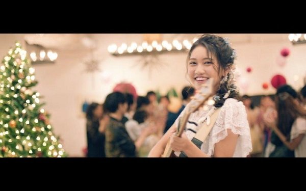 井上苑子、新曲「せかいでいちばん」MV公開　『あいのり』OBもエキストラ出演
