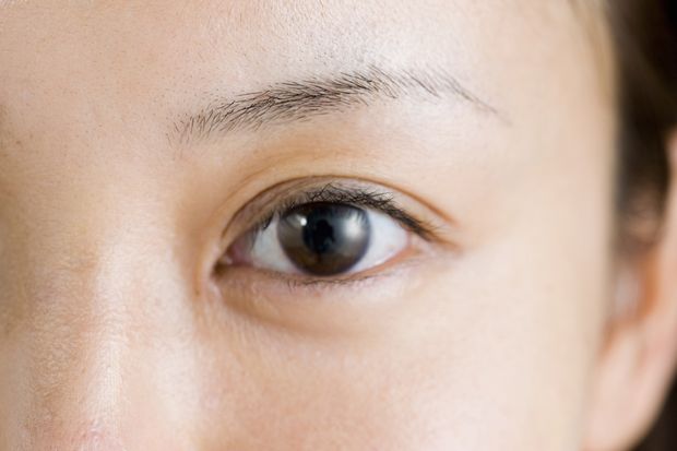 緑内障は、眼圧が高いことによって視神経が障害され、徐々に視野が欠けていく病気。発症は中高年から増え始め、高齢になるほど多くなる　（※写真はイメージ）