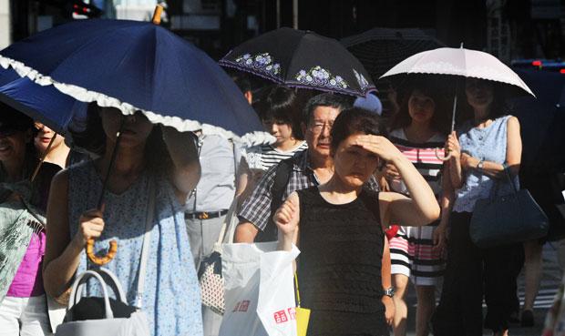 強い日差しの中を歩く人たち。紫外線への対策も必要になる　（ｃ）朝日新聞社