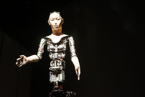 池上さんは自らを模したアンドロイドなどを作ってきた大阪大学教授の石黒浩さんらとともに、人工生命を目指すロボットの「オルタ」を作った（撮影／編集部・長倉克枝）