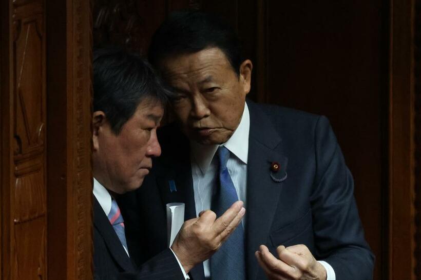 衆院本会議で自民党の茂木敏充幹事長（左）と話す麻生太郎副総裁＝２０２３年３月