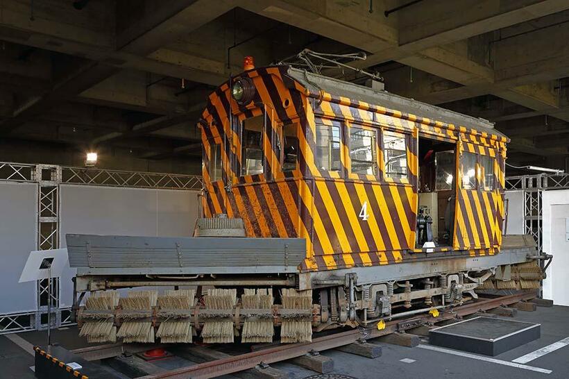 東京都交通局の記念特別展で展示中の函館市電のササラ電車。その出自は大正期のヨヘロ型だった。ちなみに、ヨは四輪単車、ヘはベスチビュール装備（運転台前面風防）、ロは大正6（ロク）年に車体新造の略号。（撮影／諸河久：2011年7月13日）