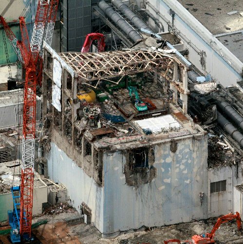 水素爆発で上部が吹き飛んだ４号機の建屋　（c）朝日新聞社　＠＠写禁