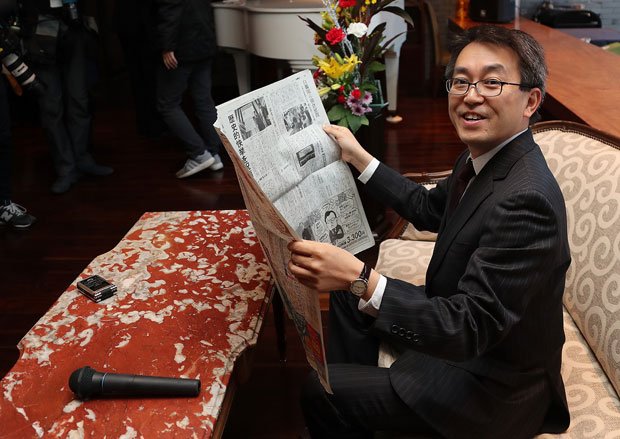 快挙を達成した後、笑顔で新聞を開く羽生善治新竜王。まだまだ強さは健在だ　（ｃ）朝日新聞社
