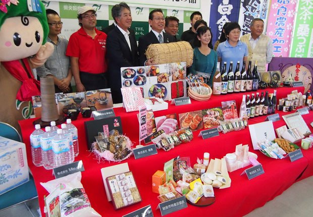 昨年１０月、限定芋焼酎など地元産品７１品目に返礼品を拡充した鹿児島県姶良市。その後は前年の１０倍を超える寄付が殺到している　（ｃ）朝日新聞社