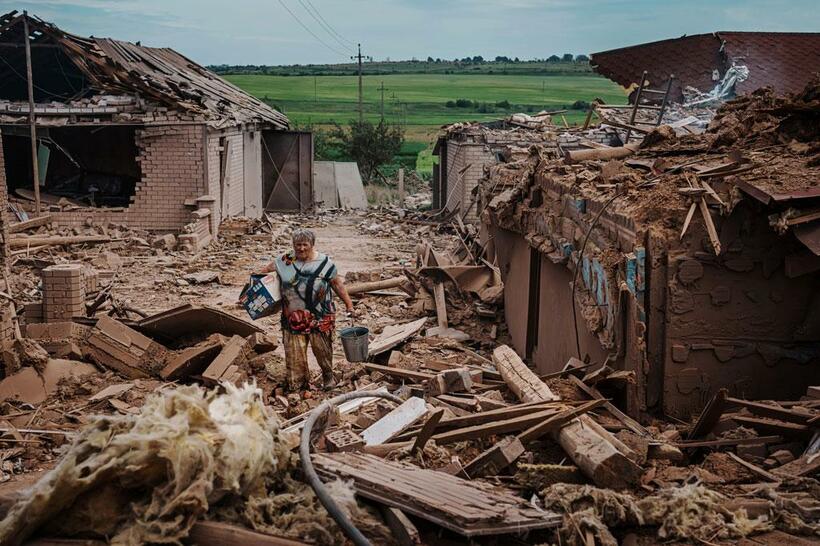 ウクライナ東部のルハンスク州リシチャンスクはロシア軍に砲撃され、住居が破壊されている（写真：Los Angeles Times via Getty Images）