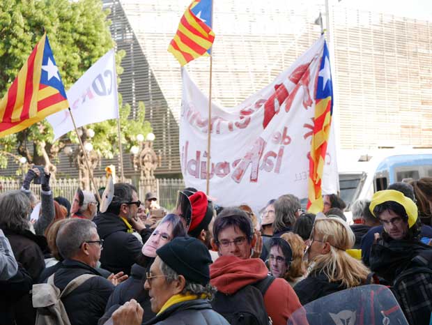 カタルーニャ州議会議事堂のある公園の前で１月３０日、独立賛成派議員の支援を強調する住民たち。前州首相のお面をかぶる人も多くいた（撮影／田澤耕）
