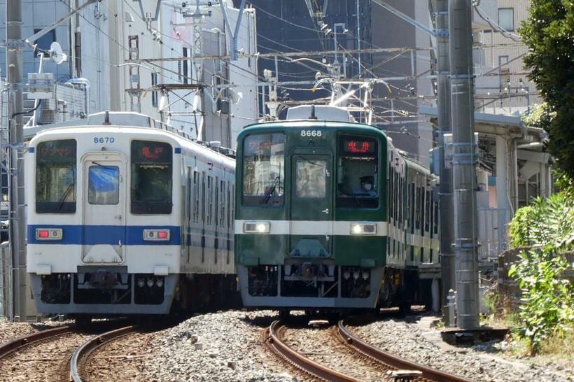 東あずま駅ですれ違う亀戸線の電車。左の白いのが東武鉄道の標準色、右の緑色が「昭和30年代の通勤形電車試験塗装車両」(写真／岸田法眼)