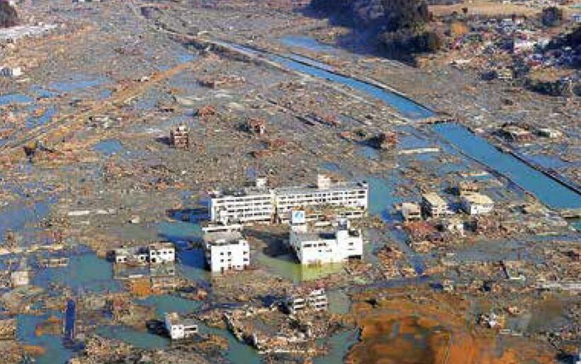 津波の2日後に撮影された公立志津川病院（写真中央／朝日新聞社）