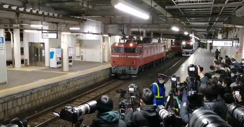 早朝の勝田駅で起きた、撮り鉄たちの「罵声大会」。ひな壇の前に、後から来た人たちが三脚を高い位置に設置したのが原因とみられる（写真：＠ＫＥＩＯ＿ＧＯＭＩさん提供）