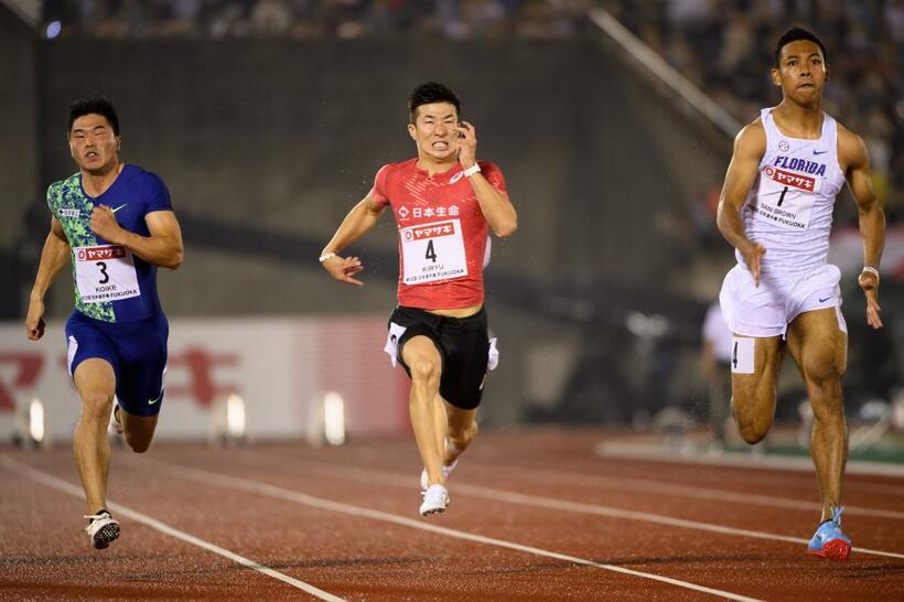 福岡市で６月末に行われた陸上日本選手権の男子１００メートル決勝。１位サニブラウン、２位桐生、３位小池。９秒台の記録を持つ３人が表彰台に立った。当日は雨にもかかわらず１万人の観客がスタンドを埋めた（撮影／今祥雄）