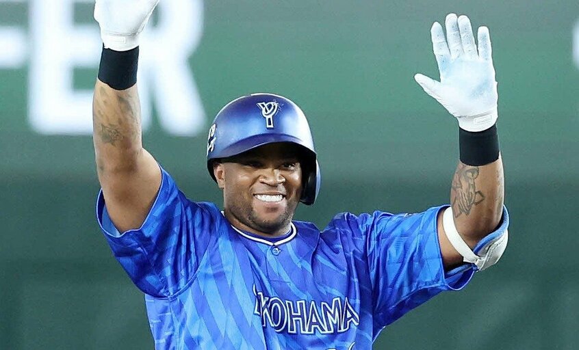 DeNAのユニフォームで躍動するビシエド(写真/日刊スポーツ)
