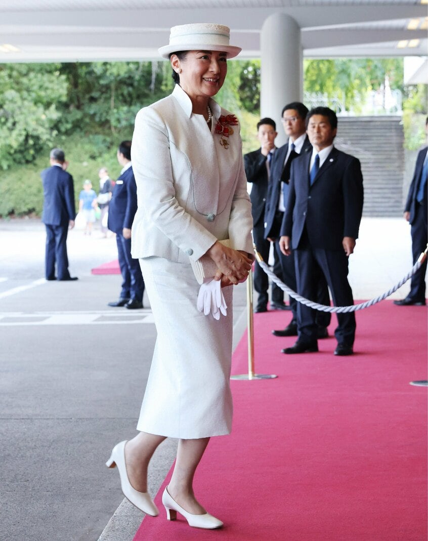 「第50回フローレンス・ナイチンゲール記章」授与式の会場に到着し、にこやかにほほ笑む皇后雅子さま=2025年7月31日午後1時45分、東京都港区、JMPA