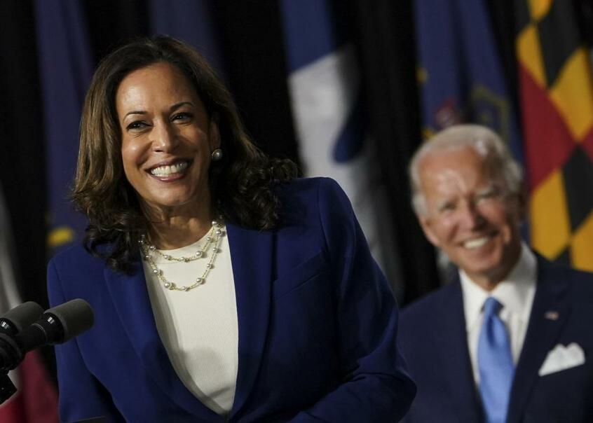 米大統領選の民主党候補のバイデン前副大統領に、副大統領候補に選ばれたカマラ・ハリス上院議員/8月12日、デラウェア州ウィルミントンで(写真:ワシントン・ポスト/getty images)
