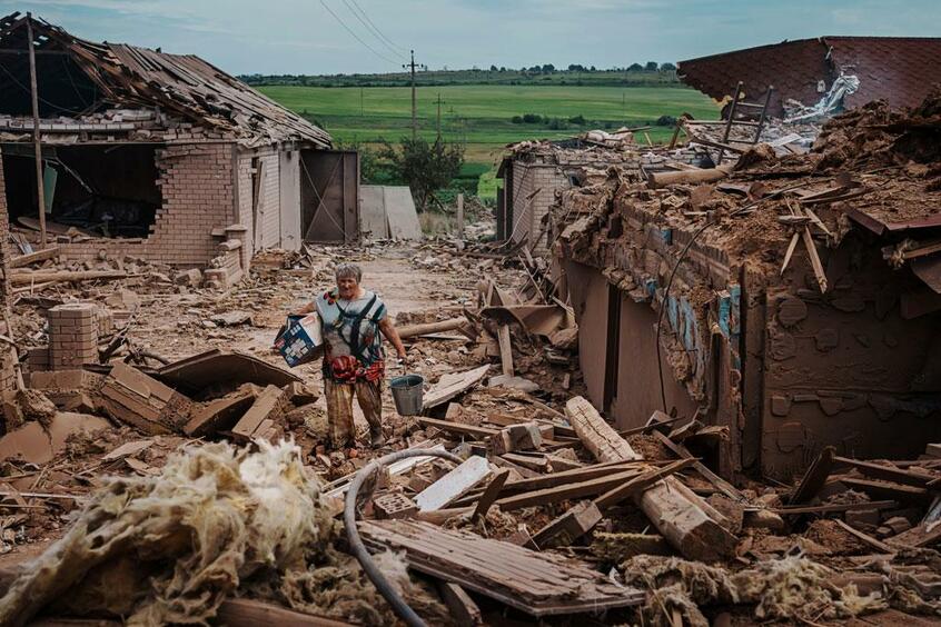 ウクライナ東部のルハンスク州リシチャンスクはロシア軍に砲撃され、住居が破壊されている(写真:Los Angeles Times via Getty Images)