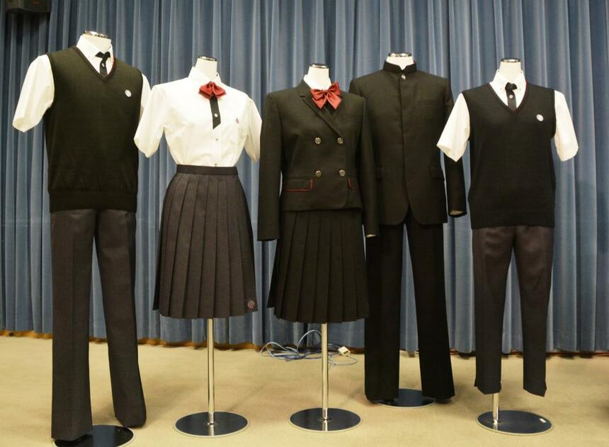 2019年春、リニューアルされた奈良市立一条高校の制服。男女を問わず、好みのタイプを選べる（写真／朝日新聞社）