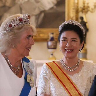 英国王の晩餐会 笑顔の皇后雅子さまの頭上で輝く花とダイヤの宝冠は「初めて」の「第二ティアラ」 | AERA dot. (アエラドット)