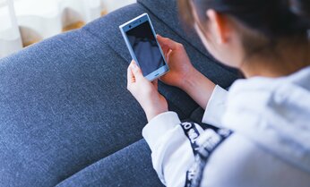 夏休みに起きやすい子どものSNSトラブル 裸の「自撮り」送ってしまう被害も増加