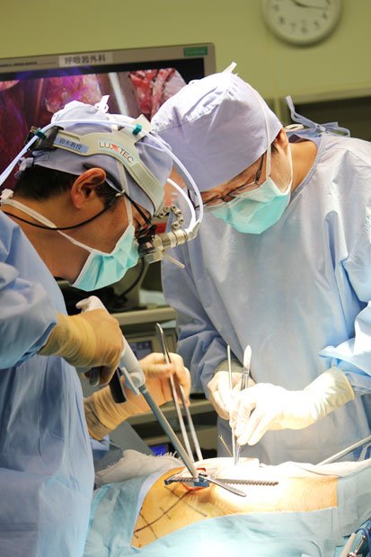 鈴木医師（左）の肺がん手術の様子（鈴木医師提供）