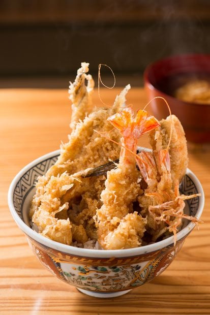 大入 江戸前天丼納得いく素材が手に入らない時は店を開けない、材料がなくなり次第終了、というこだわりぶり。揚げ油には上品な香りの玉締め胡麻油を使用。メニューは江戸前天丼(車海老、アナゴ、キス、メゴチ)のほか、上質な車海老がたくさん入った時だけ車海老天丼を出すことも。江戸前天丼3700円、味噌汁は200円。税込み(撮影/写真部・岸本絢)