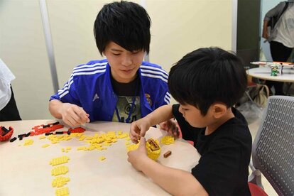 部員がレゴによる球体の作り方を教えてくれる