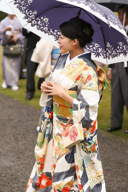 4ページ目)奥が深い園遊会の「和装」 着物ファンが多い華子さま 懐中時計で「さすが！」の小物使いは信子さま 洋傘と着物の完璧コーデの皇族は？ |  AERA dot. (アエラドット)