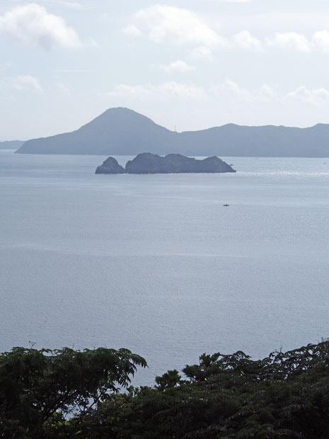 生月島の沖合に浮かぶ殉教の地「中江ノ島」。世界文化遺産に登録された構成資産の一つで、原則上陸できない（撮影／編集部・野村昌ニ）