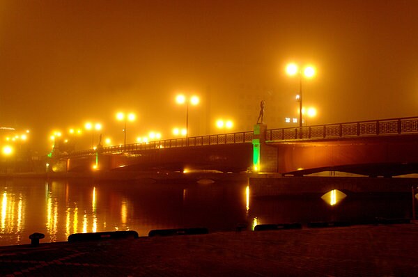 夏の夜霧にかすむ釧路の象徴、幣舞（ぬさまい）橋。霧もまた釧路の名物。