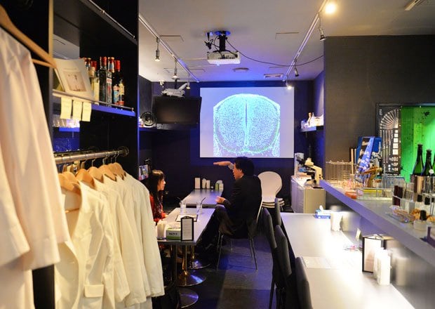店内で着用できる白衣も貸し出す。実験室にいる気分に(撮影/写真部・東川哲也)