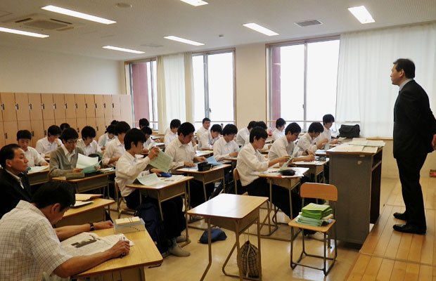東京都　海城中高講座には例年３０～４０人の生徒が参加。担当以外の教師も生徒と一緒に聴講する。理系の３分の１が医学部を志望するという（写真：海城中高提供）