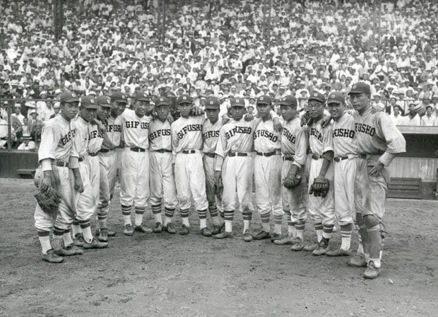 第22回大会（1936年）に出場した岐阜商の選手たち。右端が加藤三郎、隣が松井栄造　（c）朝日新聞社　＠＠写禁