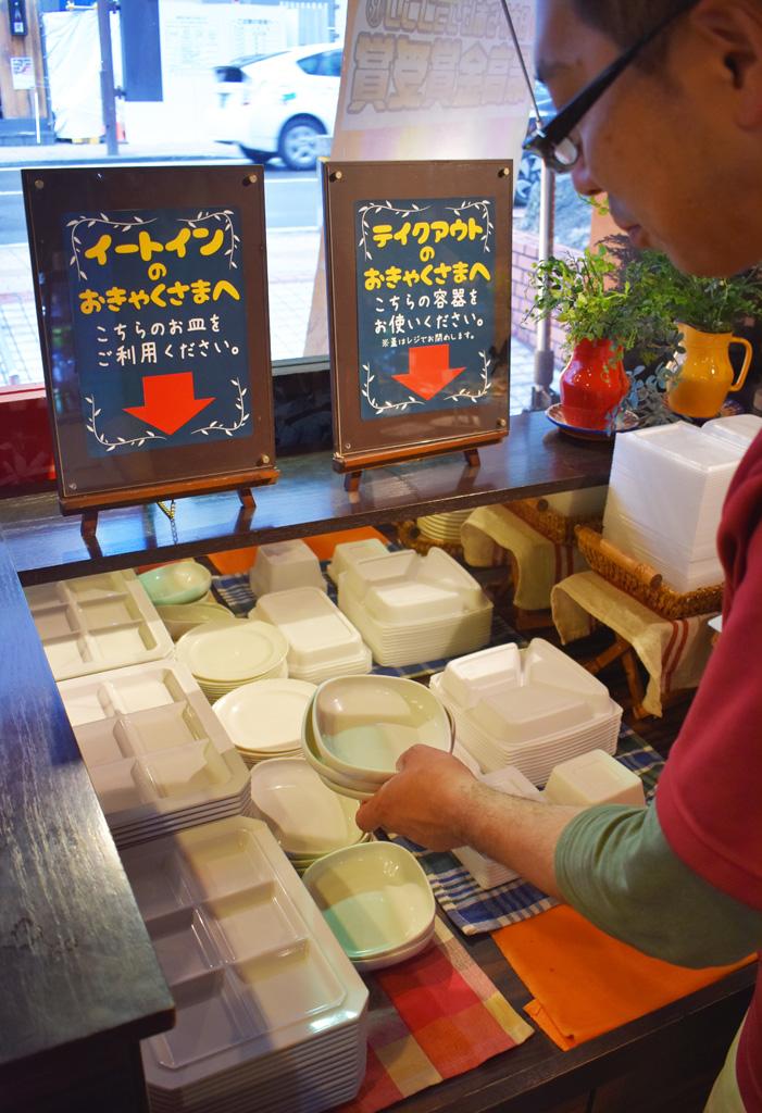 仙台市の弁当店「ここみ亭」では店内で食べる客と持ち帰りの客で容器を分ける。消費税１０％とともに始まる軽減税率の混乱を予感させる　（ｃ）朝日新聞社