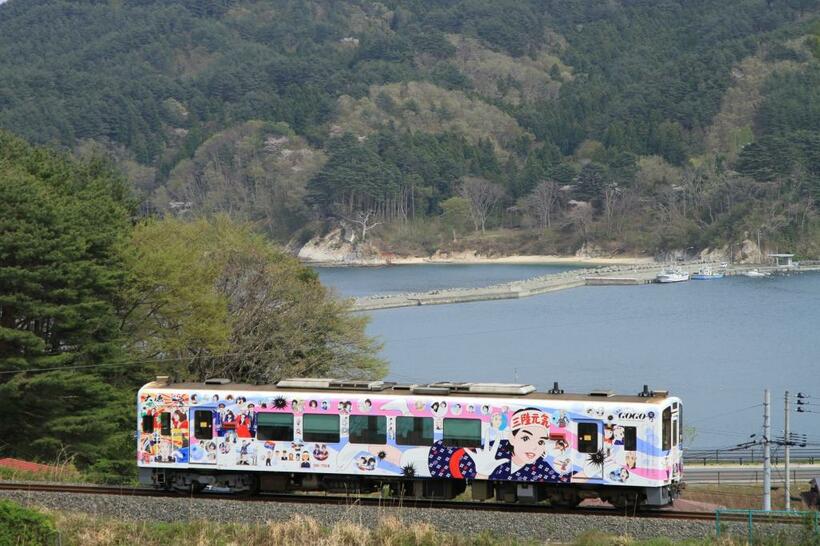 あまちゃんファンによって実現した、ラッピング列車「三陸元気！ＧｏＧｏ号」。来年４月上旬まで、三陸鉄道を走る（写真：三陸鉄道提供）