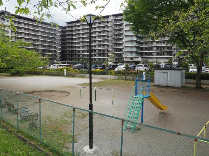 水難現場のすぐとなりは児童公園で、大きなマンションも建っていた