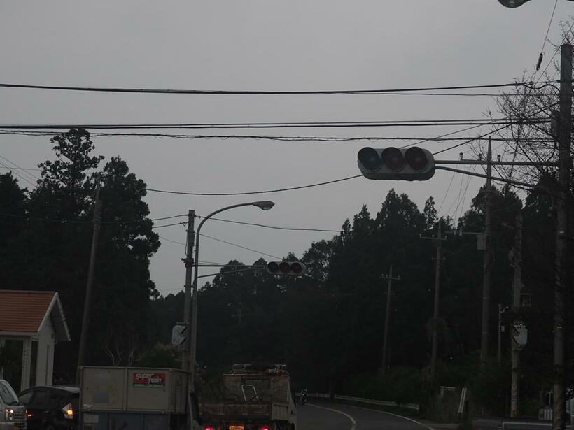 停電が続く香取市内の交差点（撮影/西岡千史）