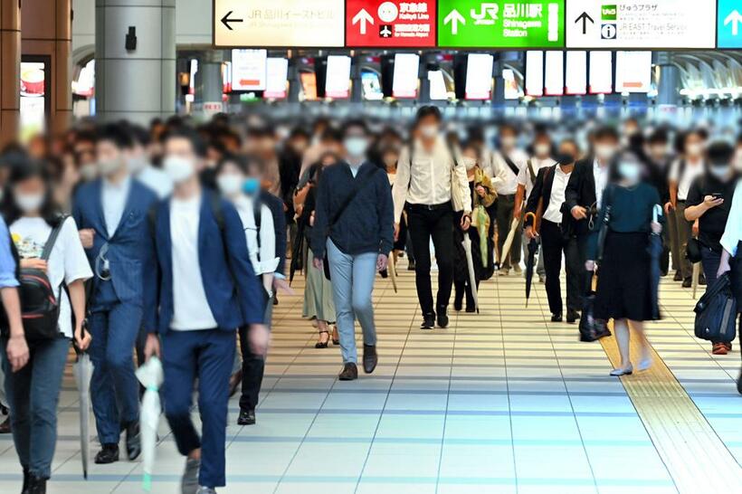 緊急事態宣言が解除された１０月１日の朝、東京・品川駅での出勤風景。経済活動をどう再開していくかは社会の課題だ（ｃ）朝日新聞社