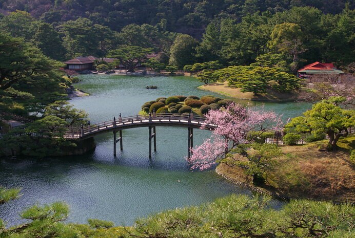 画像は日中の香川県〈栗林公園〉。こんなに美しい庭園が桜の時季にライトアップされます