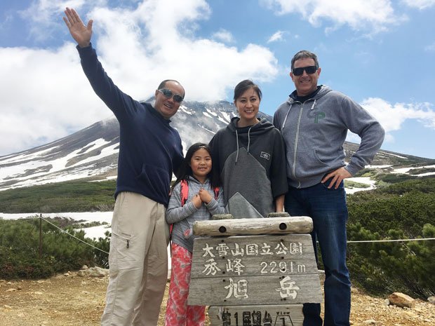 アメリカでお世話になっている日本人家族とともに。実家の旅館がある旭岳を案内した（写真／本人提供）
