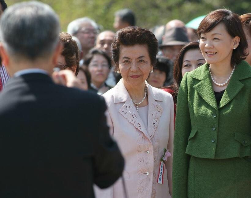 母、洋子さん（真ん中）と昭恵夫人（C)朝日新聞社