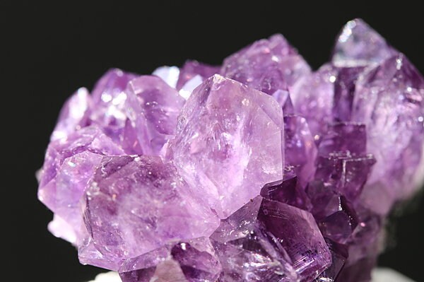 紫色に輝く、神秘的な宝石「アメジスト」