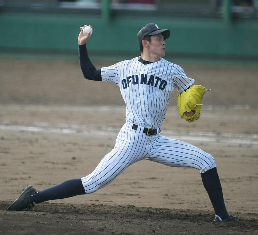 岩手大会準決勝の一関工業戦、完封で決勝進出を決めた大船渡の佐々木朗希投手。これが大会最後の登板となった／盛岡市の岩手県営野球場　（ｃ）朝日新聞社