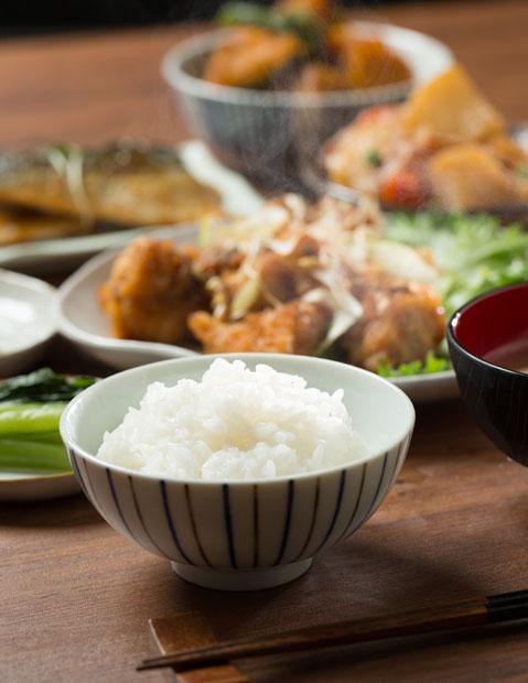 日本の食卓に欠かせない真っ白なご飯。季節のおかずと一緒にほおばった瞬間の幸せは、何物にも代えがたい（撮影／写真部・片山菜緒子）