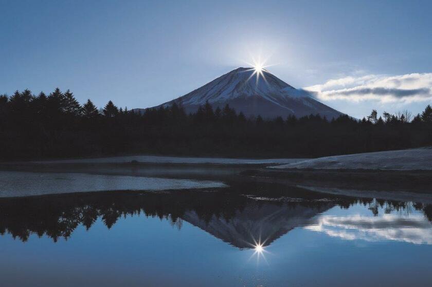 太陽が富士山から昇る瞬間と夕日が沈む瞬間、閃光が走る「ダイヤモンド富士」(山梨県 富士河口湖町)
