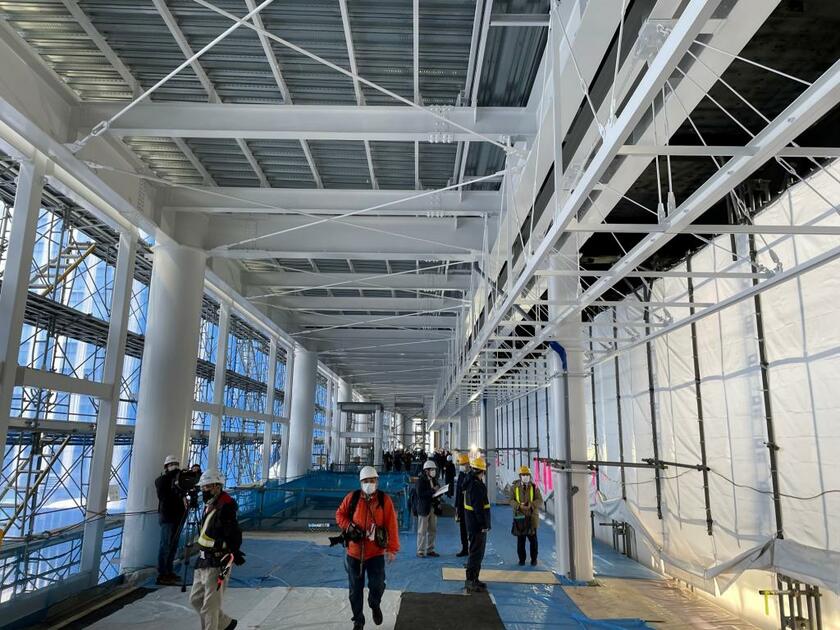 北海道新幹線の延伸をにらんで建設工事が進むＪＲ札幌駅の１１番ホーム。１０月中旬から供用が始まる見込みだ＝３月撮影