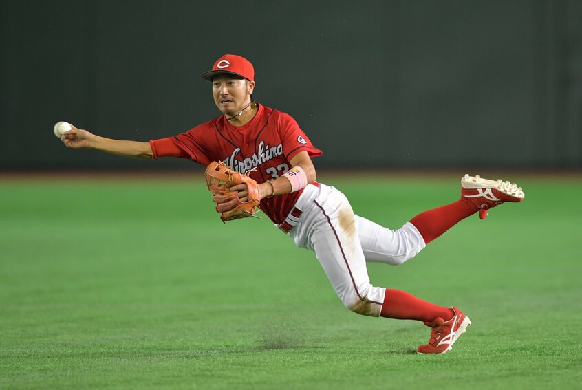 好捕からの好送球を見せる菊池選手