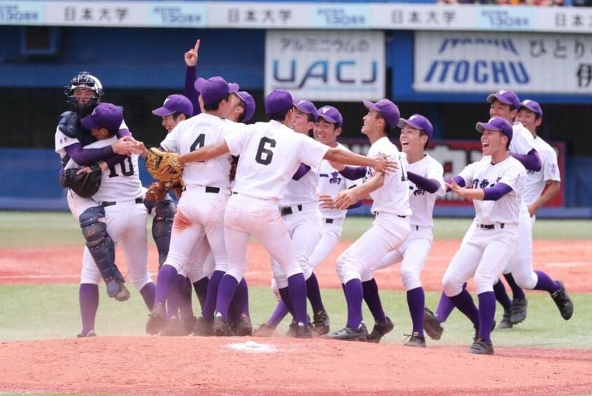 優勝を決め、喜ぶ関東一の選手たち (c)朝日新聞社