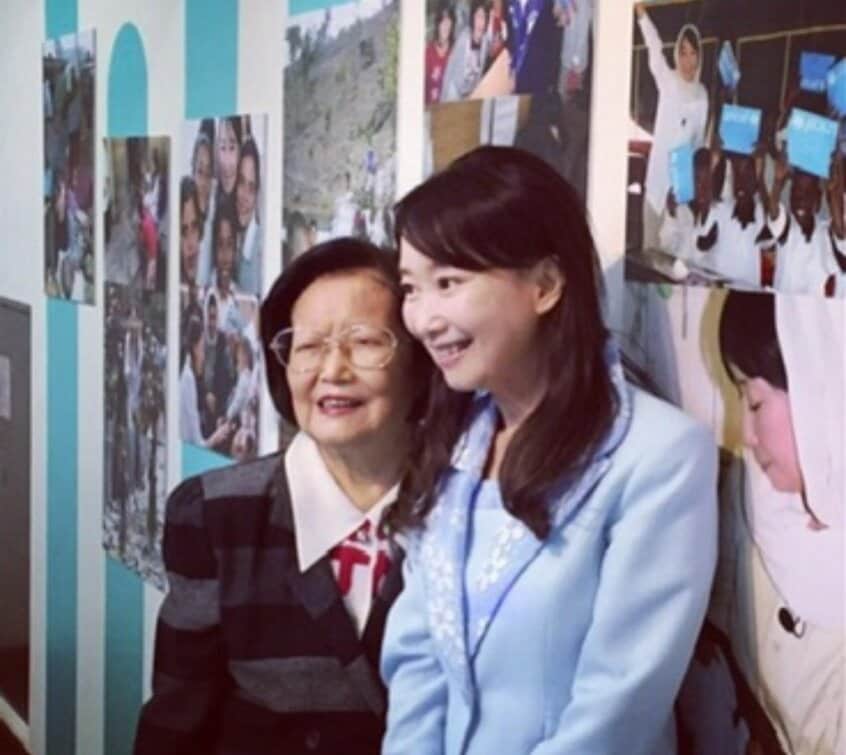 アグネスさんと100歳でなくなった実母。介護を通し「一緒に笑い合える時間があるだけで親孝行」だと思うようになったという(photo 本人提供)